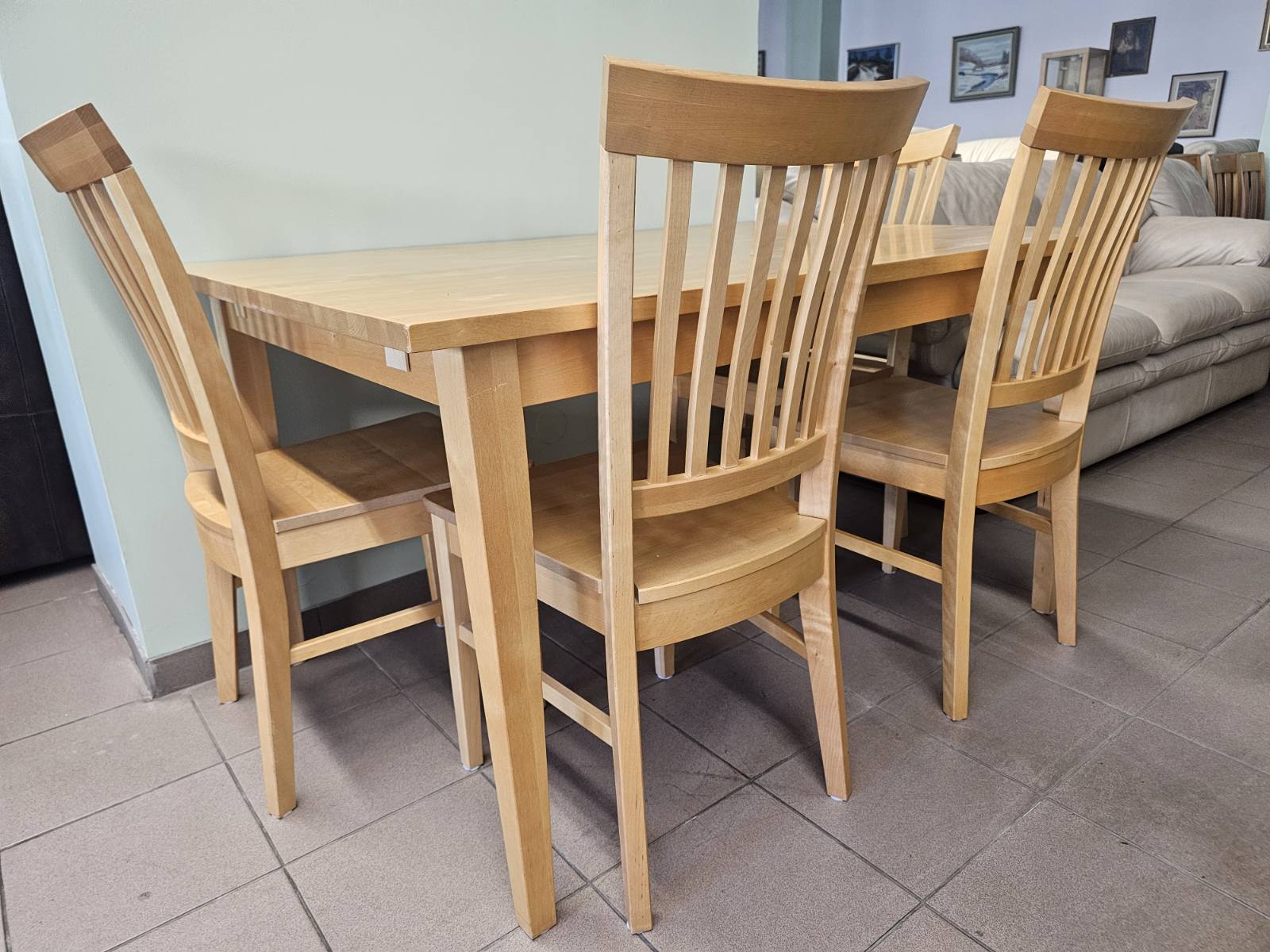 Valgomojo stalas su 4 kėdėmis