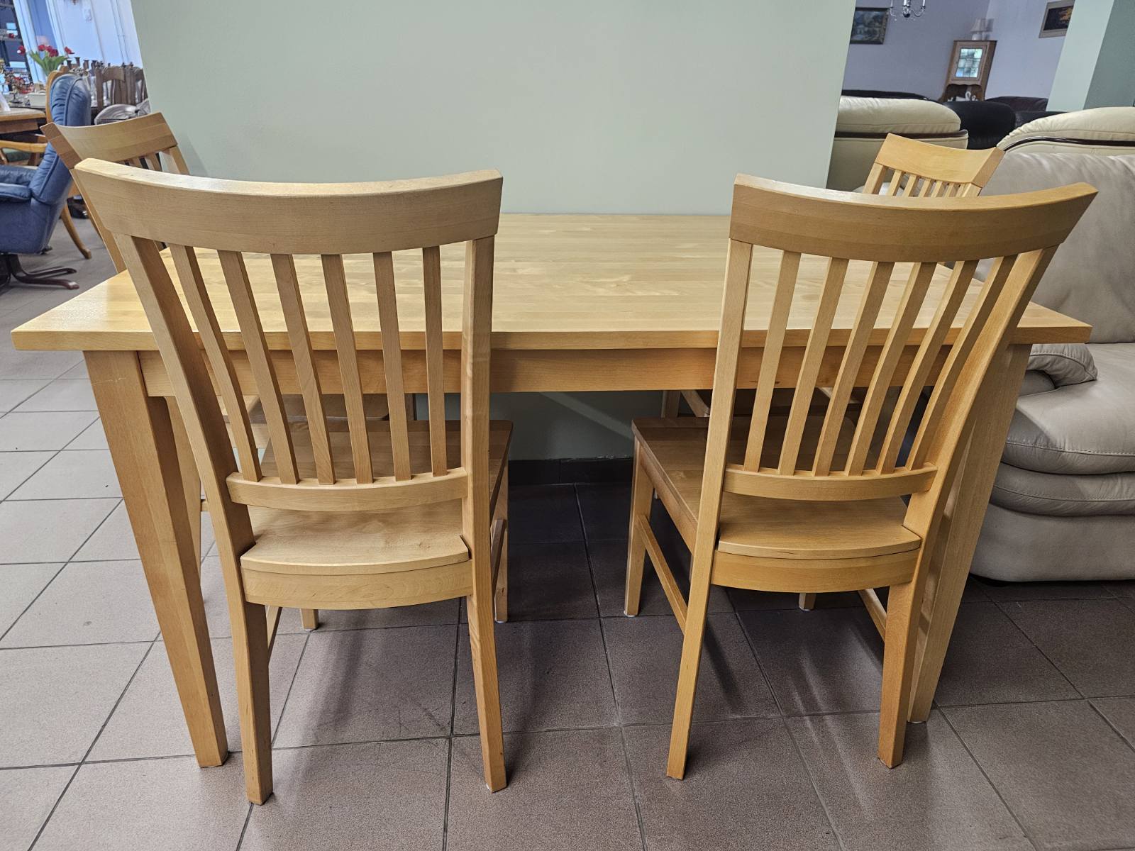 Valgomojo stalas su 4 kėdėmis