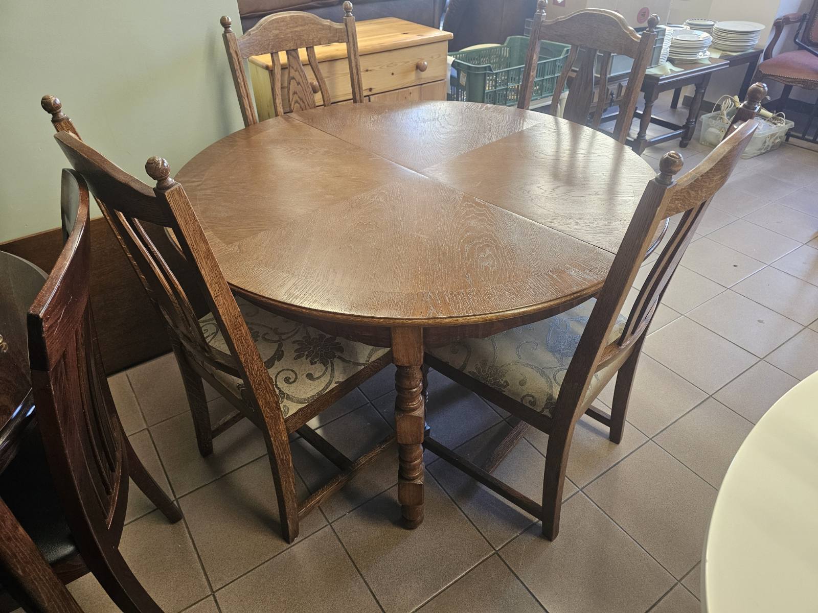 Valgomojo komplektas su 4 kėdėmis