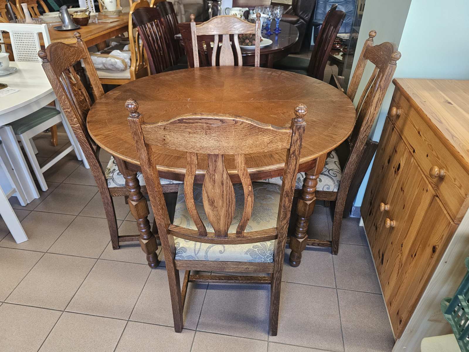 Valgomojo komplektas su 4 kėdėmis