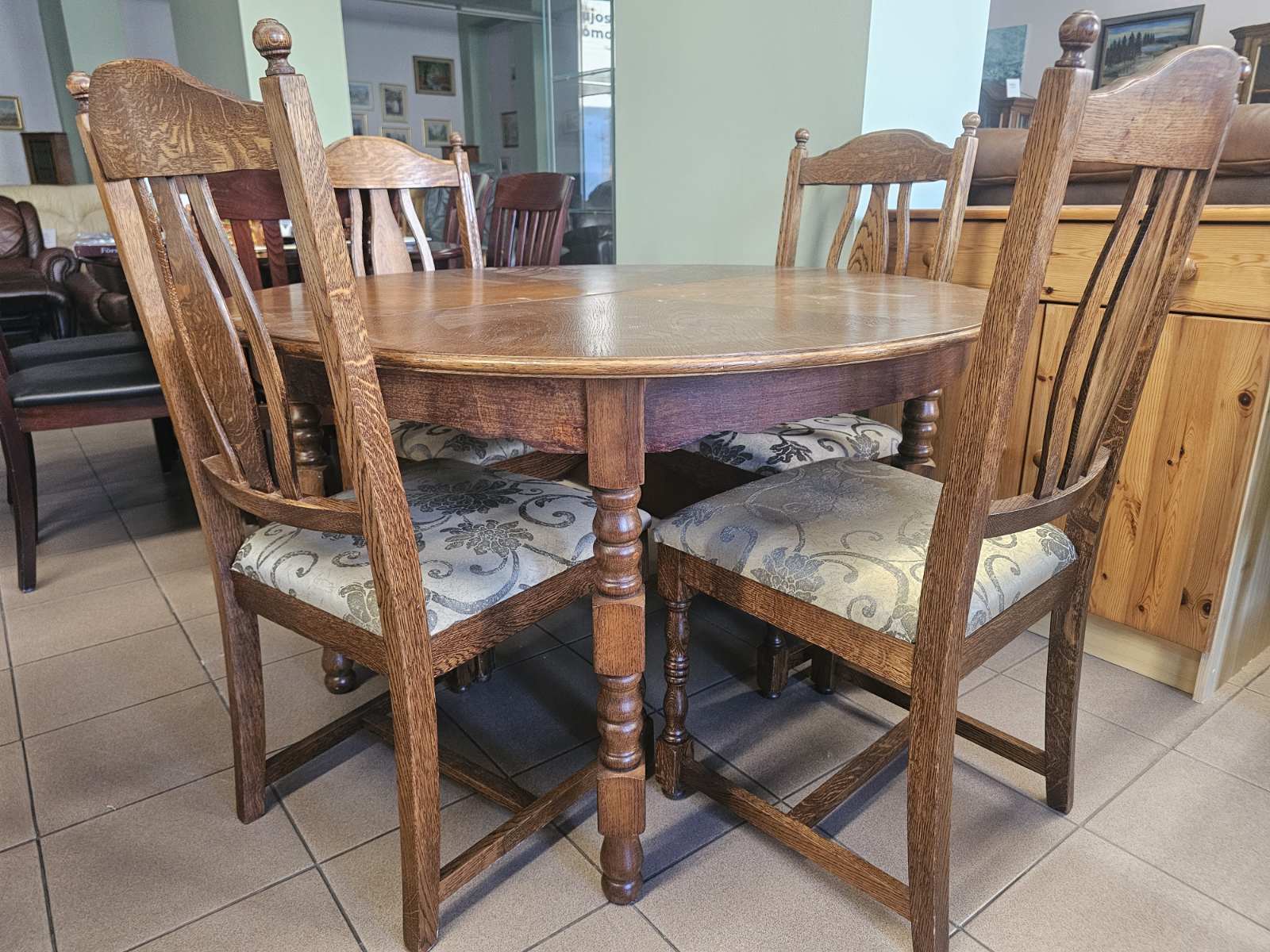 Valgomojo komplektas su 4 kėdėmis