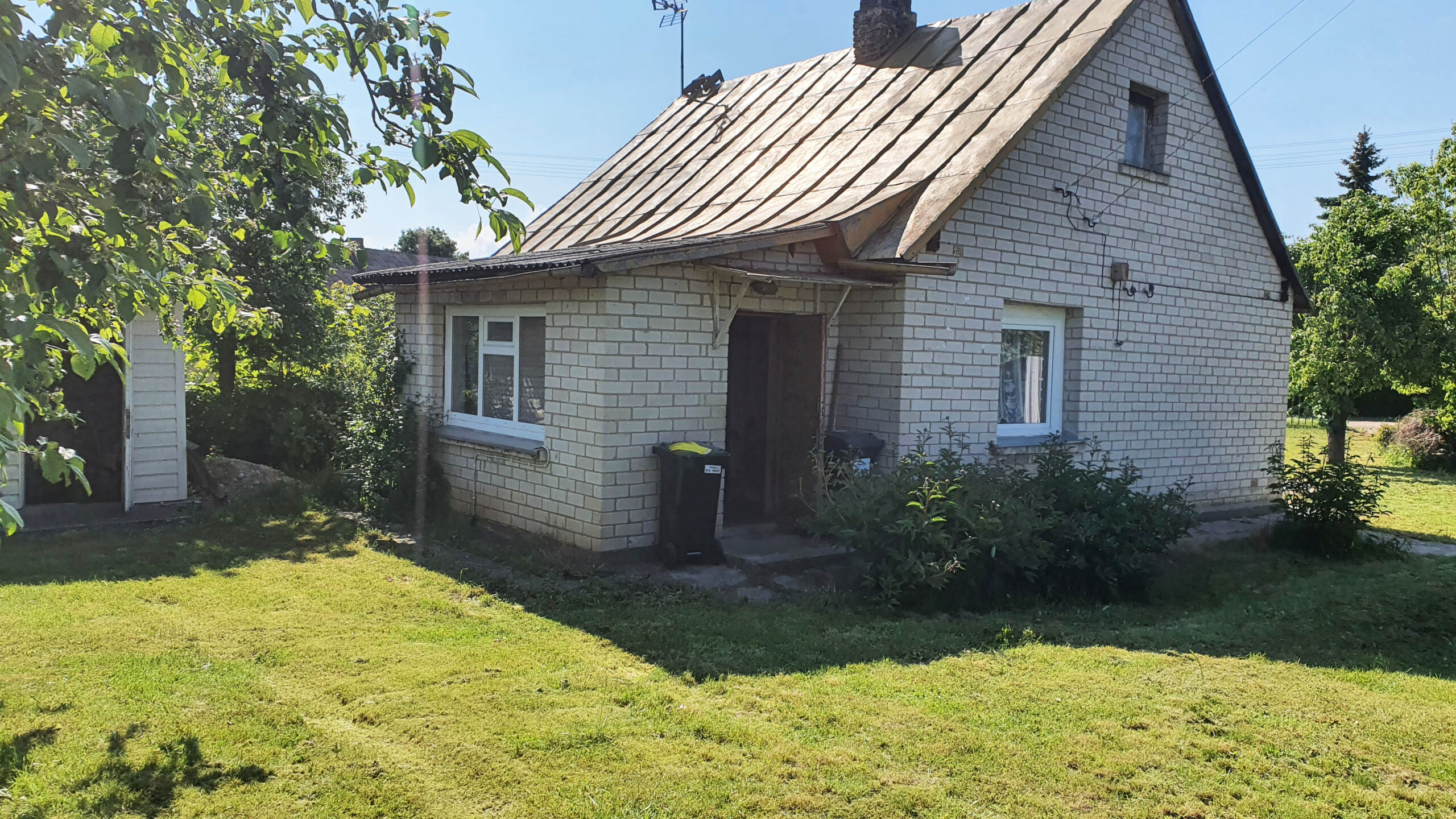 Parduodamas medinis apmūrytas namas.