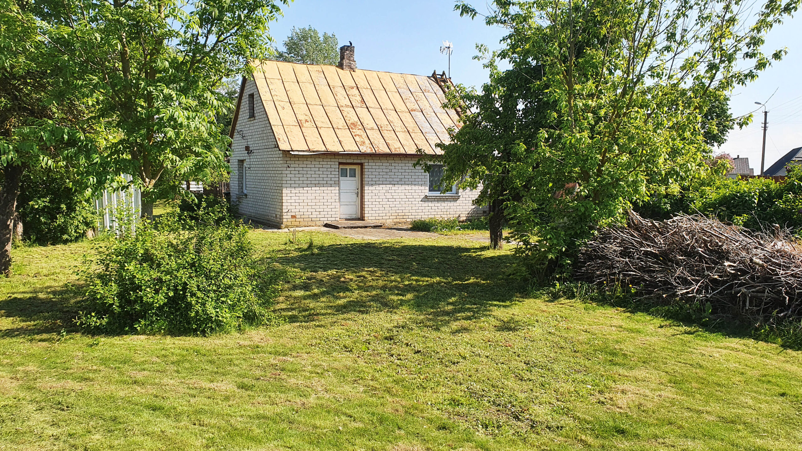 Parduodamas medinis apmūrytas namas.