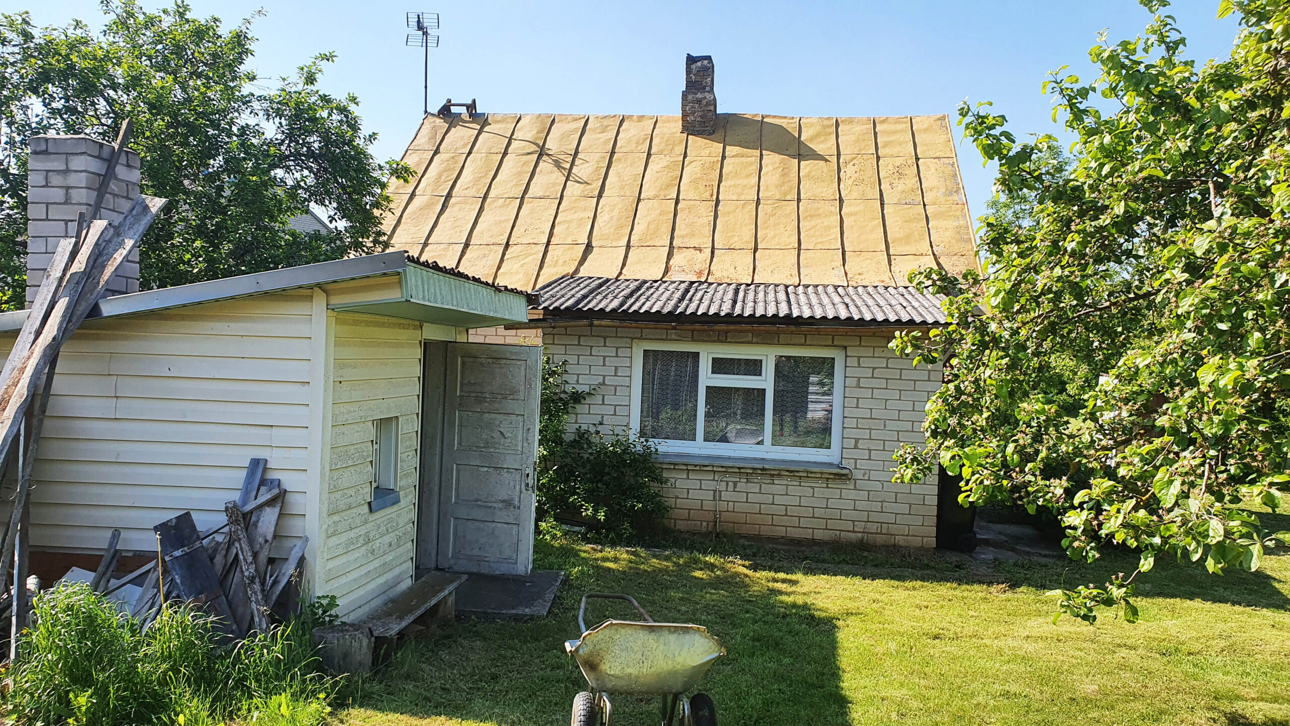 Parduodamas medinis apmūrytas namas.