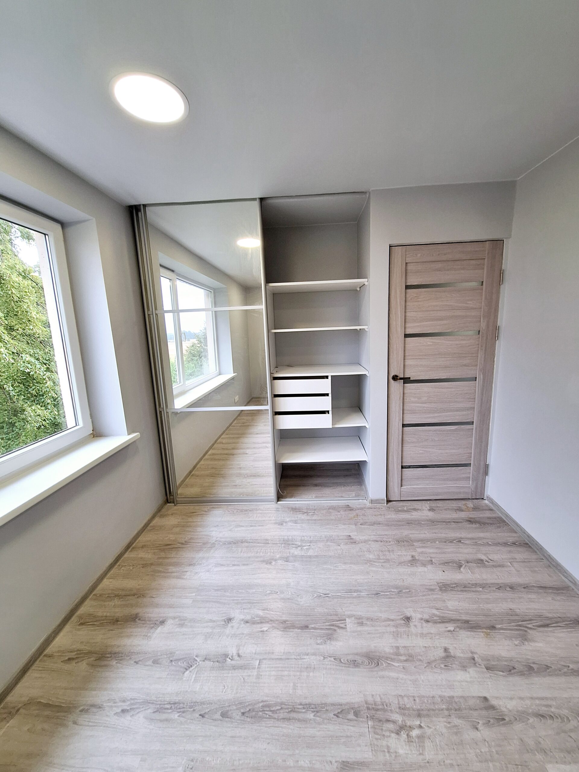 Parduodamas 3 kambarių butas su mūriniu garažu ir ūkiniu pastatu