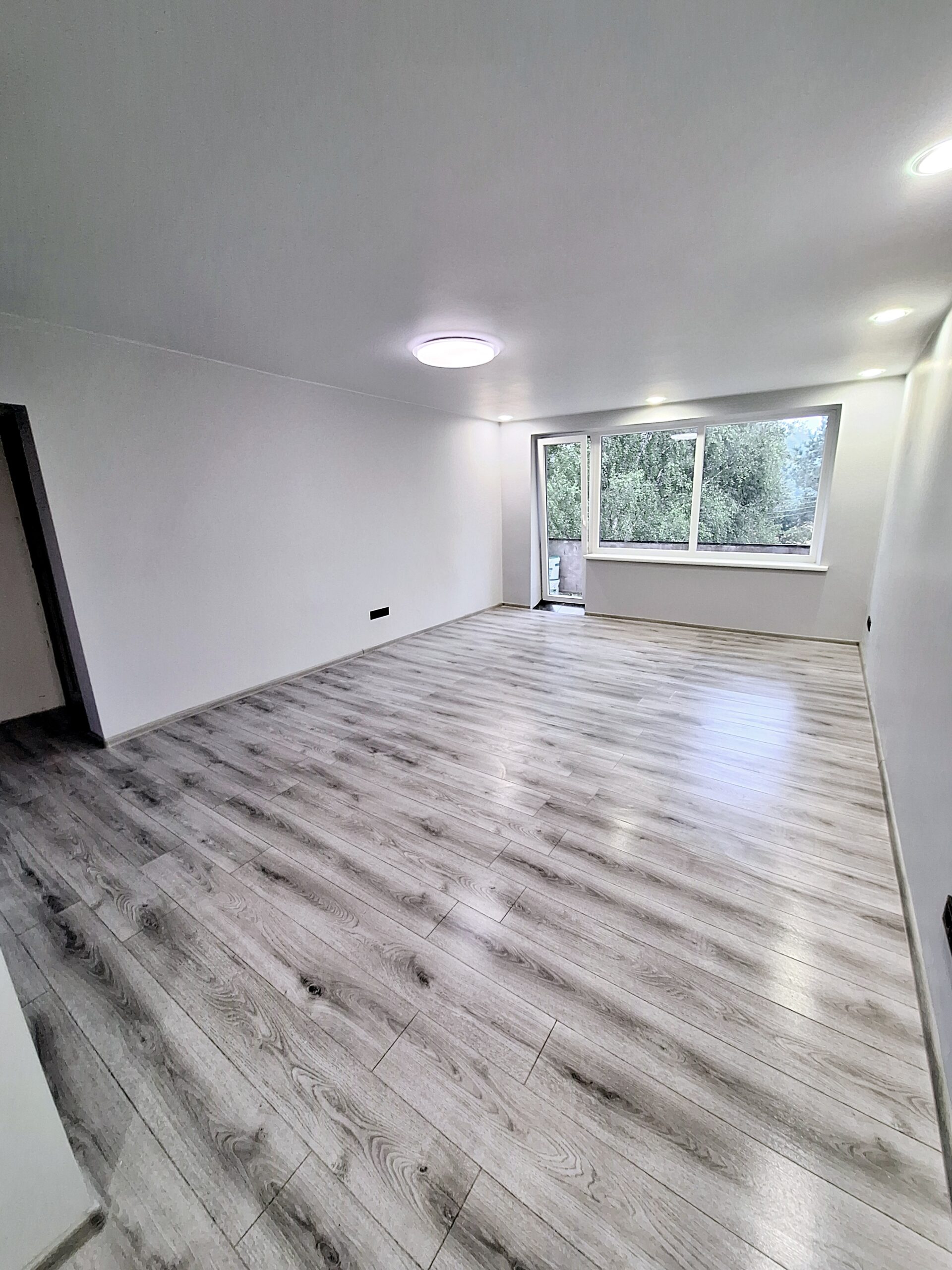 Parduodamas 3 kambarių butas su mūriniu garažu ir ūkiniu pastatu