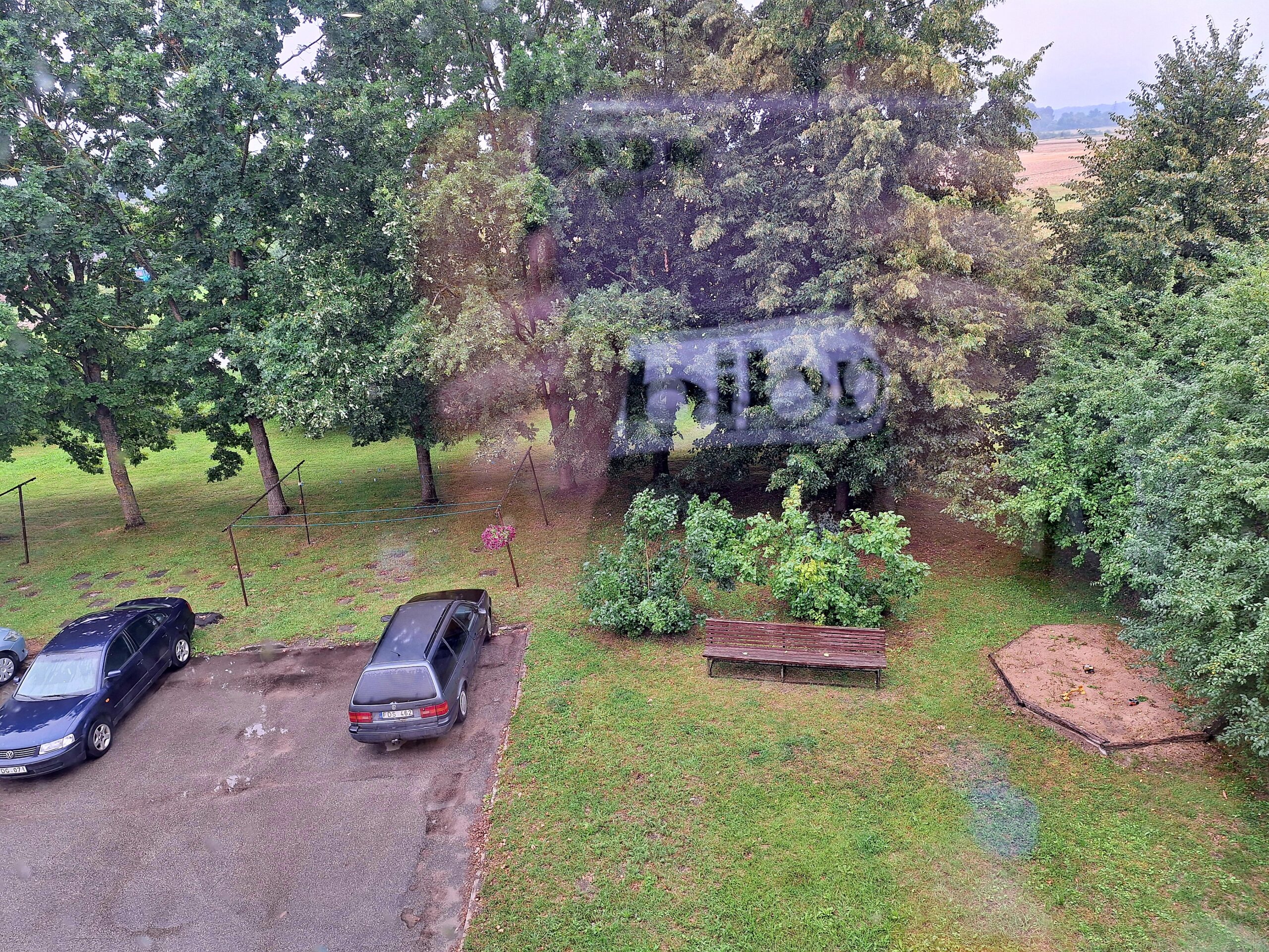 Parduodamas 3 kambarių butas su mūriniu garažu ir ūkiniu pastatu