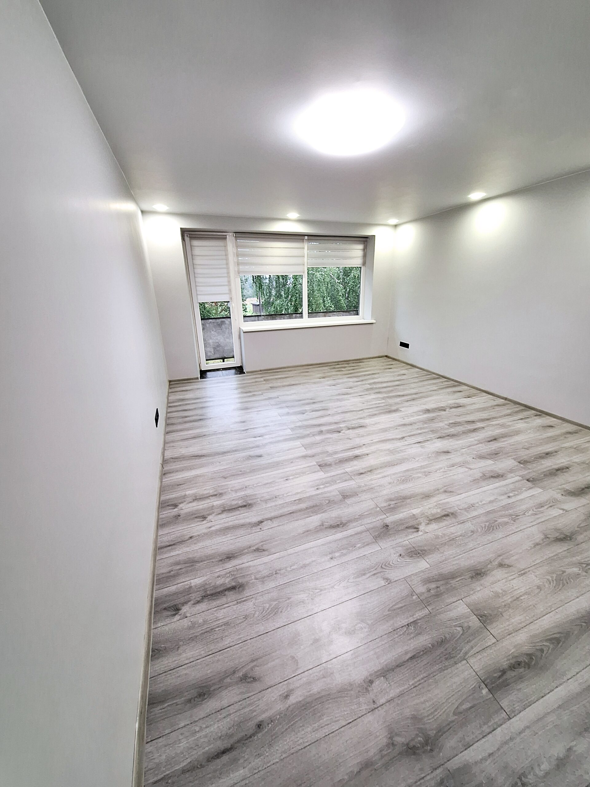 Parduodamas 3 kambarių butas su mūriniu garažu ir ūkiniu pastatu