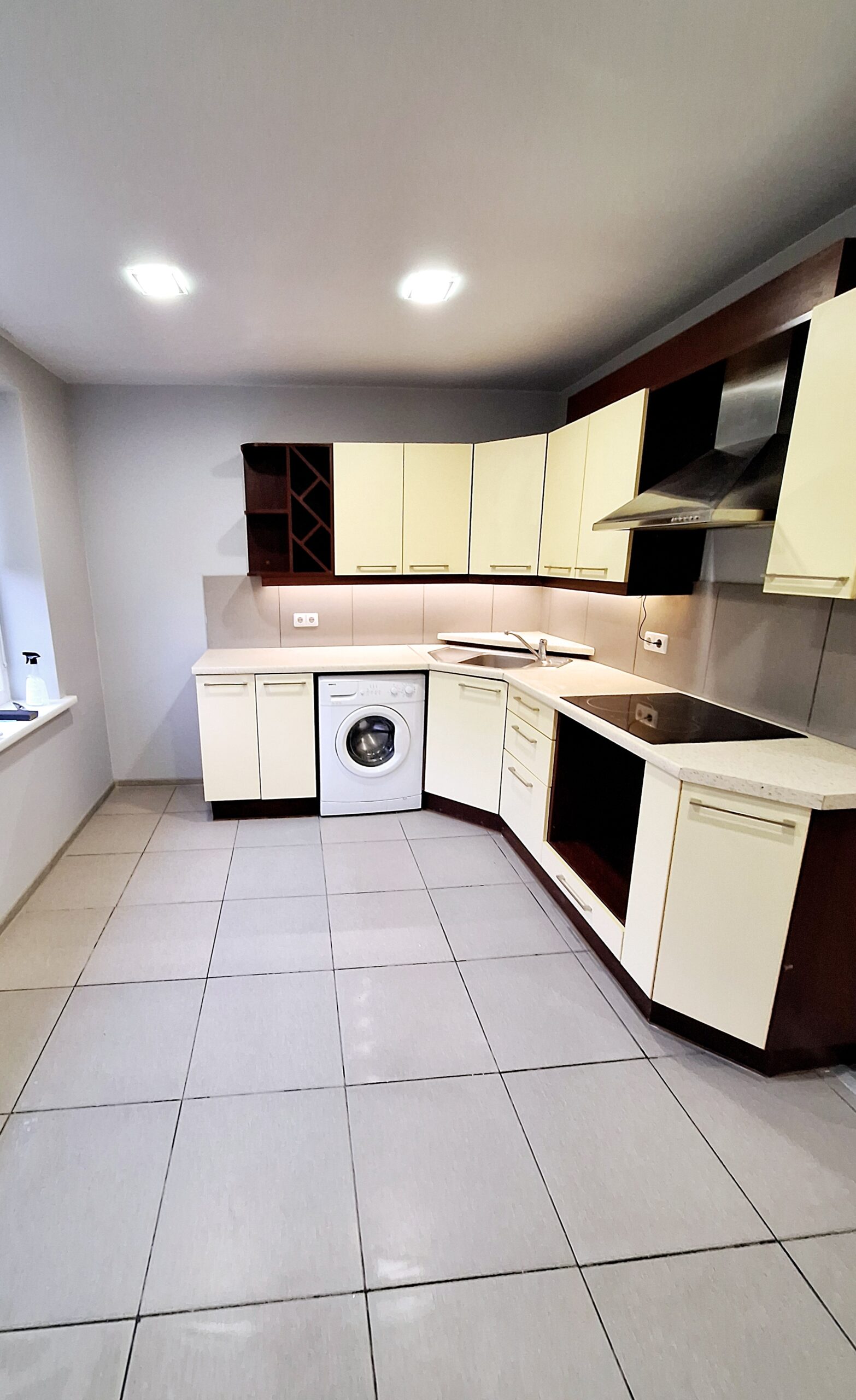 Parduodamas 3 kambarių butas su mūriniu garažu ir ūkiniu pastatu