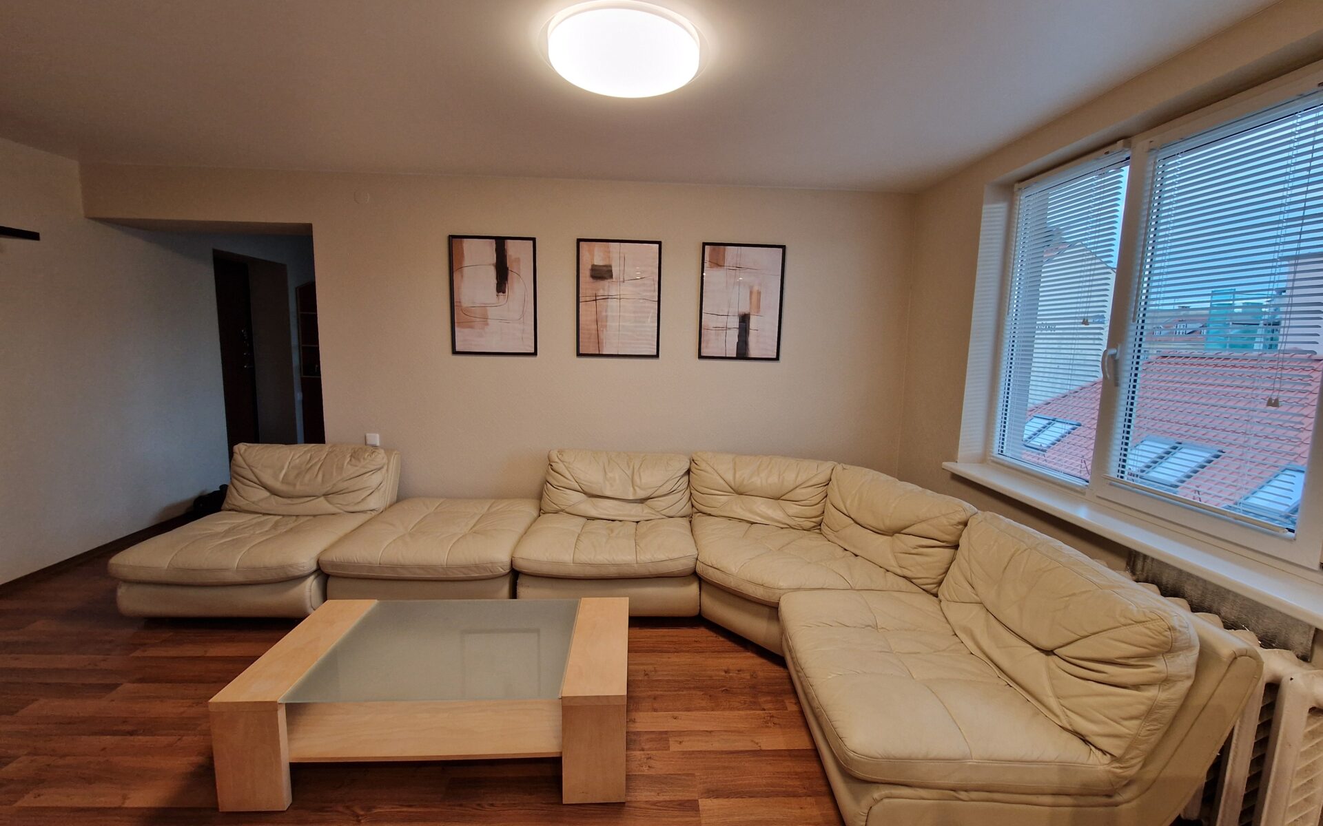Išnuomuojamas jaukus, labai šiltas, suremontuotas, 2,5 kambario (2 + holas) butas. Klaipėda