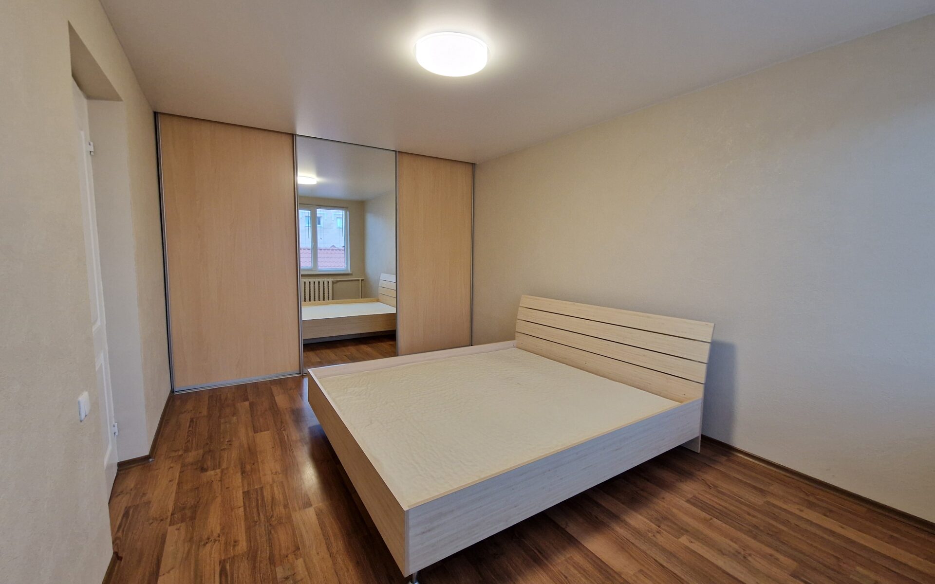 Išnuomuojamas jaukus, labai šiltas, suremontuotas, 2,5 kambario (2 + holas) butas. Klaipėda