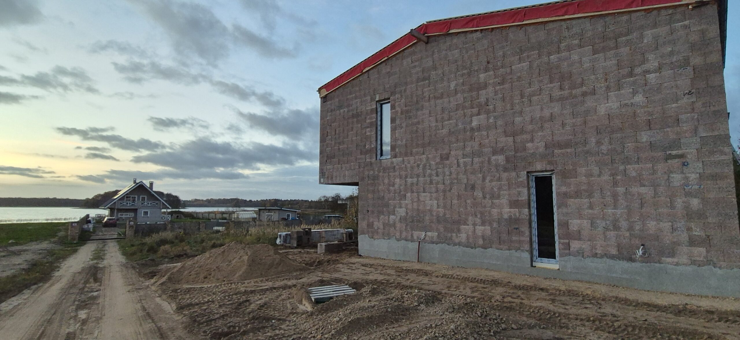 Dvibutis namas Vilniaus raj. prie pat Riešės ežero