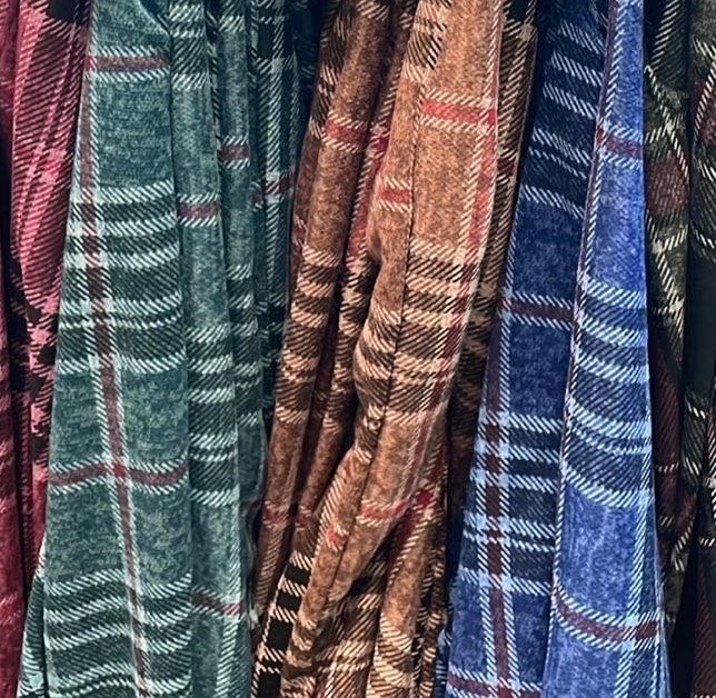 Languotas sijonas iš šiltesnio krentančio audinio