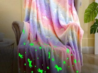 702_tamsoje_svieciantys_pledai