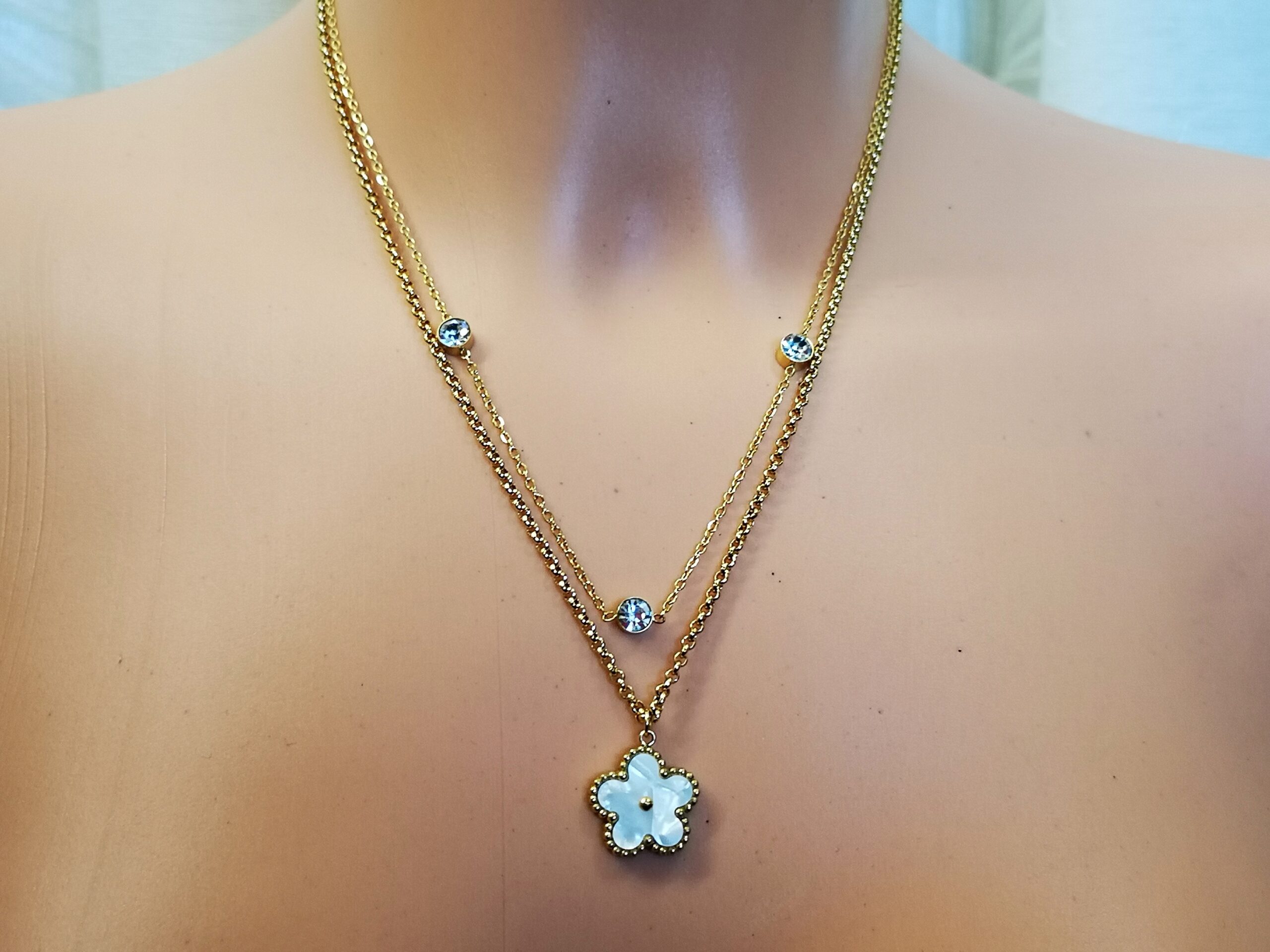 Papuošalai iš aukso spalvos nerūdijančio plieno su keturliapiu dobilu