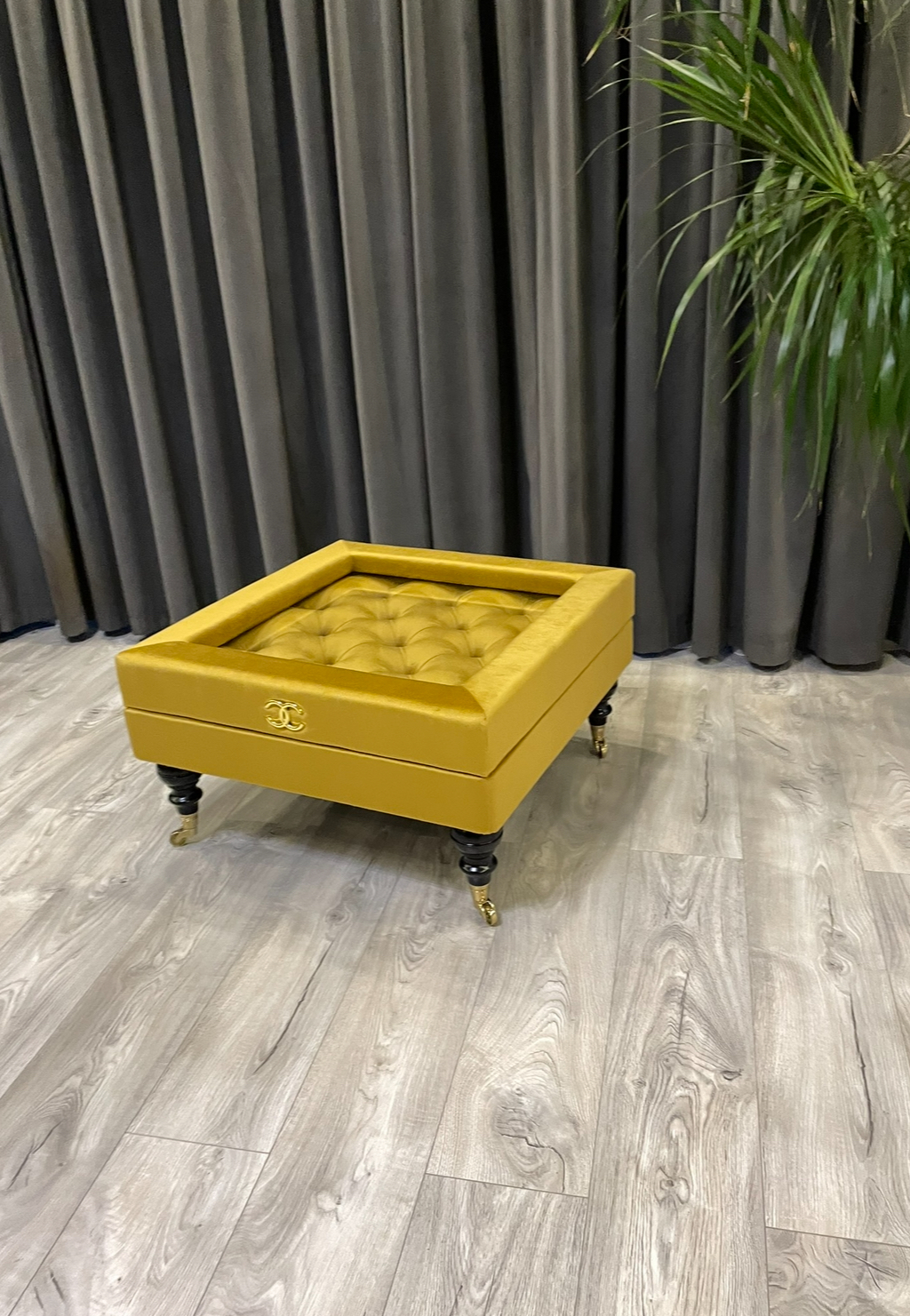 Prabangus kvadratinis kavos staliukas su stiklu