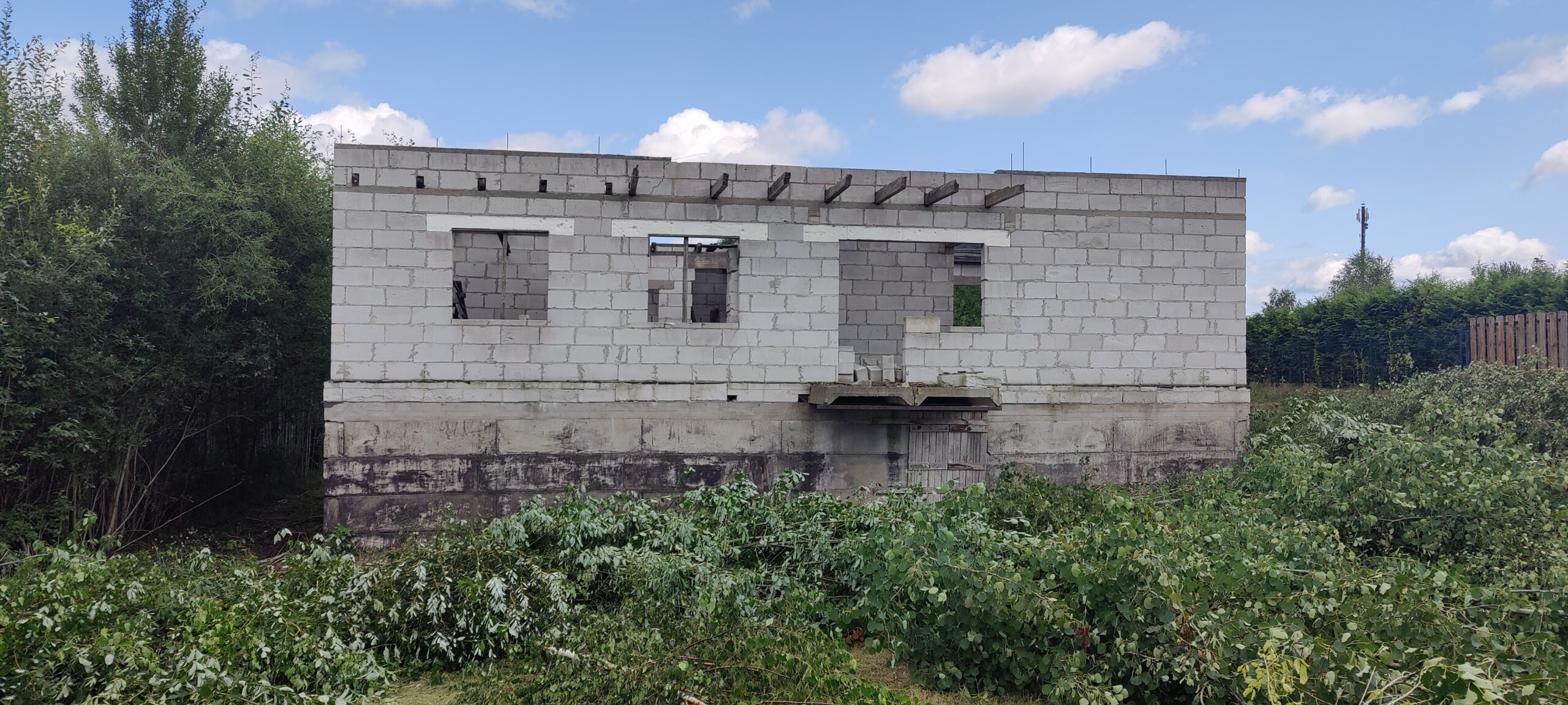 Parduodamas erdvus sklypas su nebaigtu statyti namu.