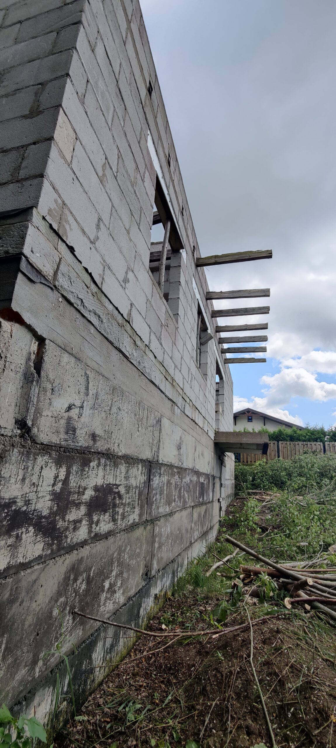 Parduodamas erdvus sklypas su nebaigtu statyti namu.