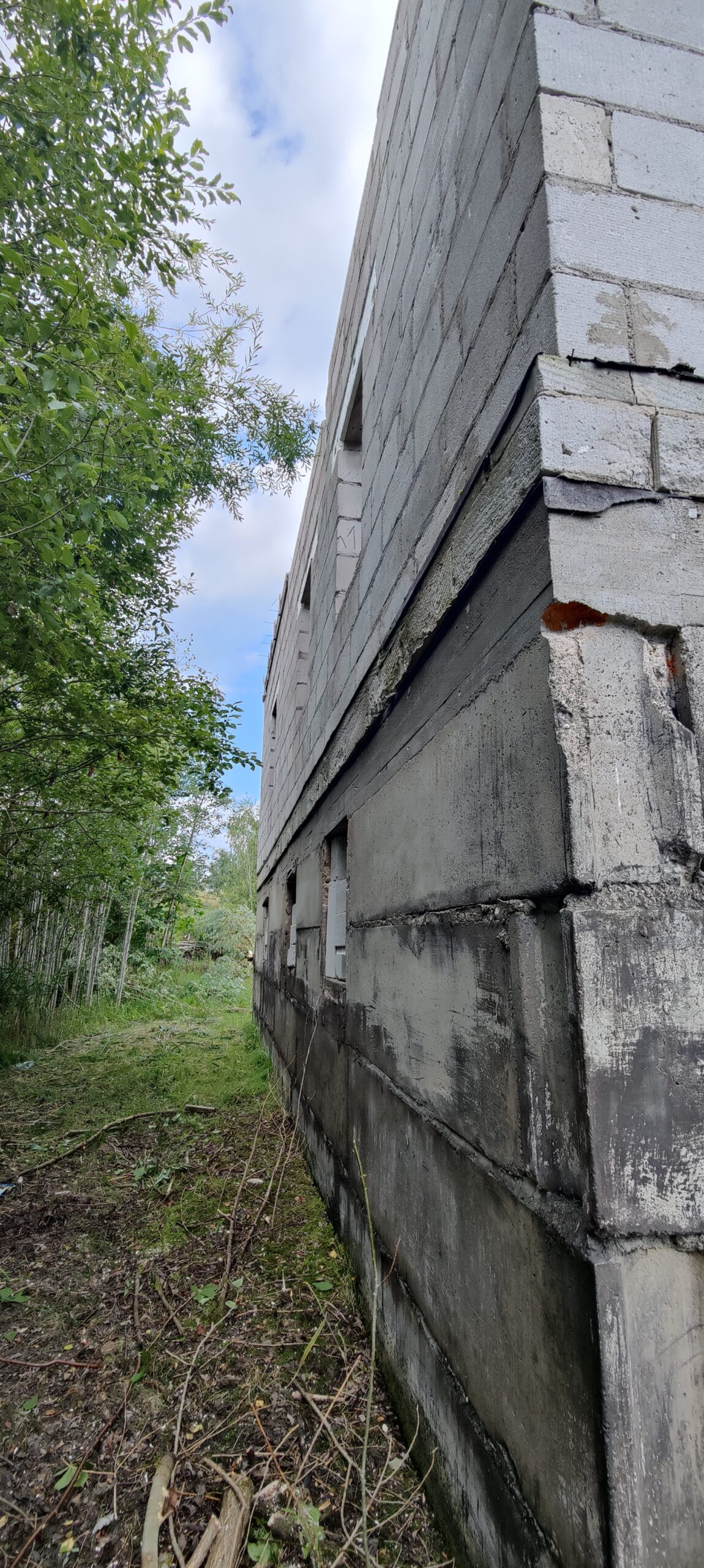 Parduodamas erdvus sklypas su nebaigtu statyti namu.