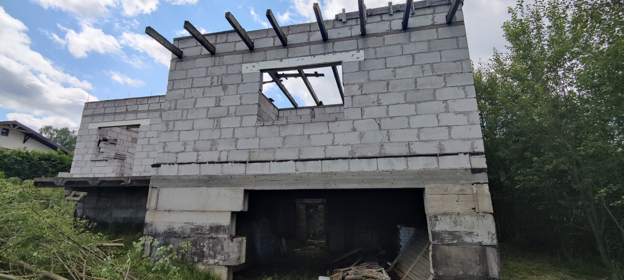 Parduodamas erdvus sklypas su nebaigtu statyti namu.