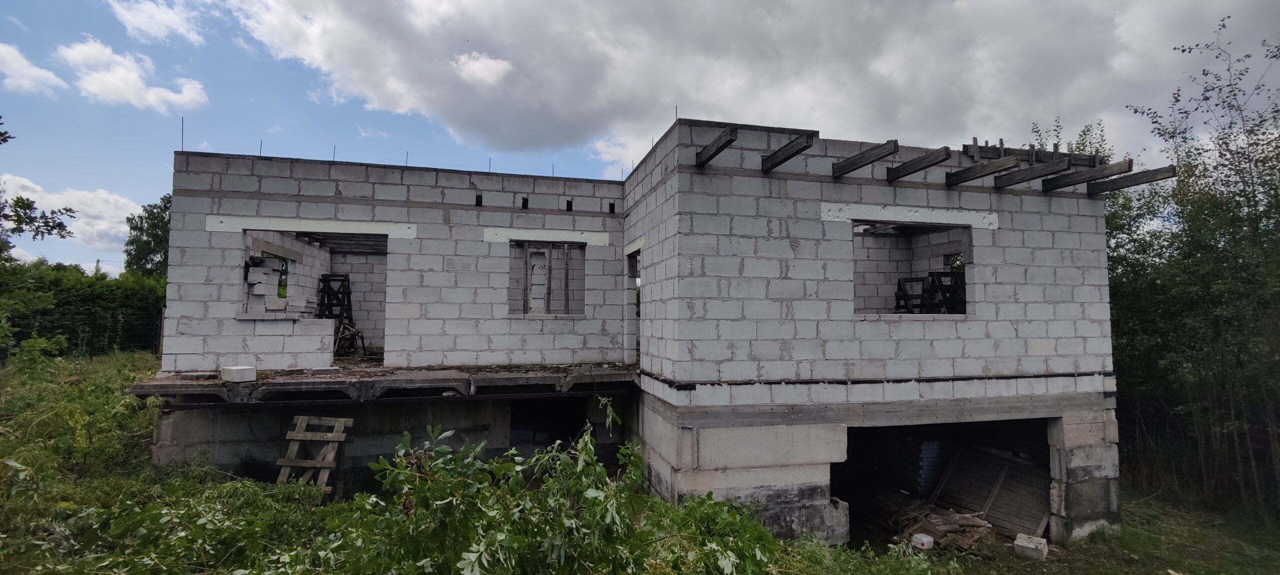 Parduodamas erdvus sklypas su nebaigtu statyti namu.