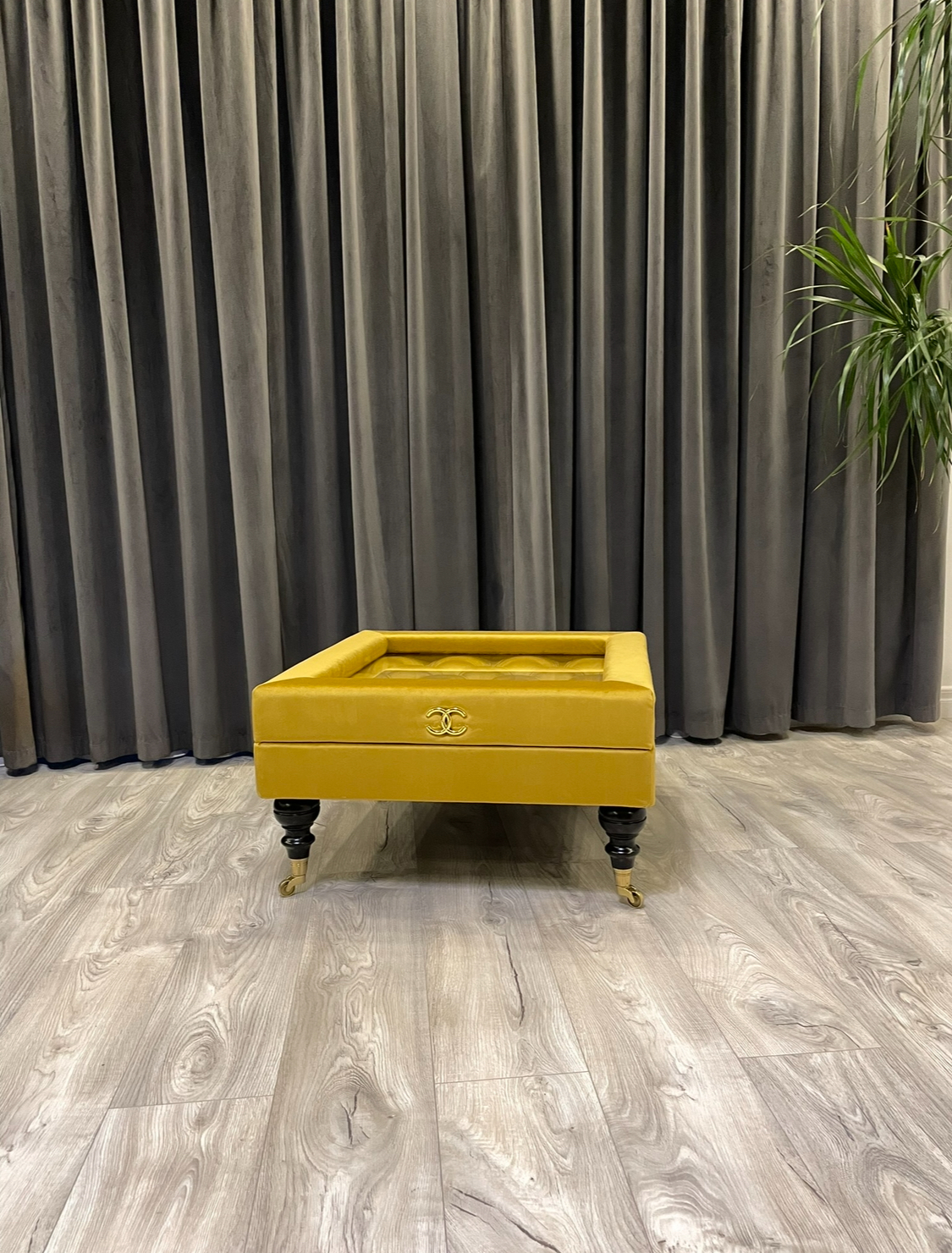 Prabangus kvadratinis kavos staliukas su stiklu