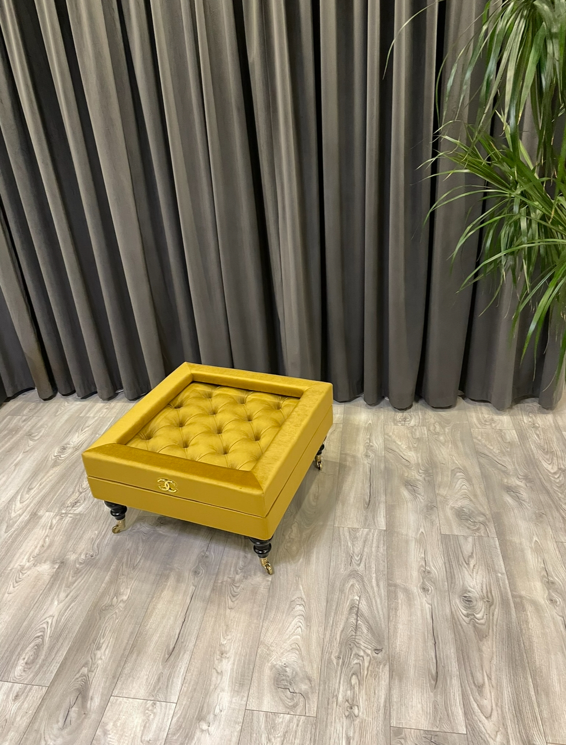 Prabangus kvadratinis kavos staliukas su stiklu