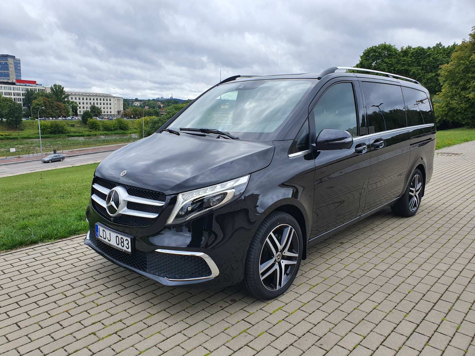 Prabangių automobilių nuoma su vairuotojais Lietuvoje – 15+ metų patirtis