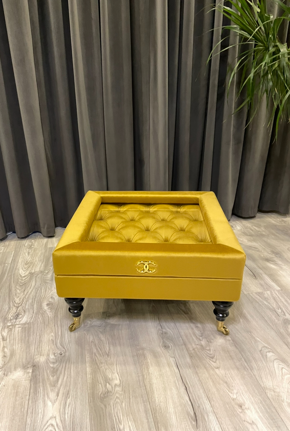 Prabangus kvadratinis kavos staliukas su stiklu