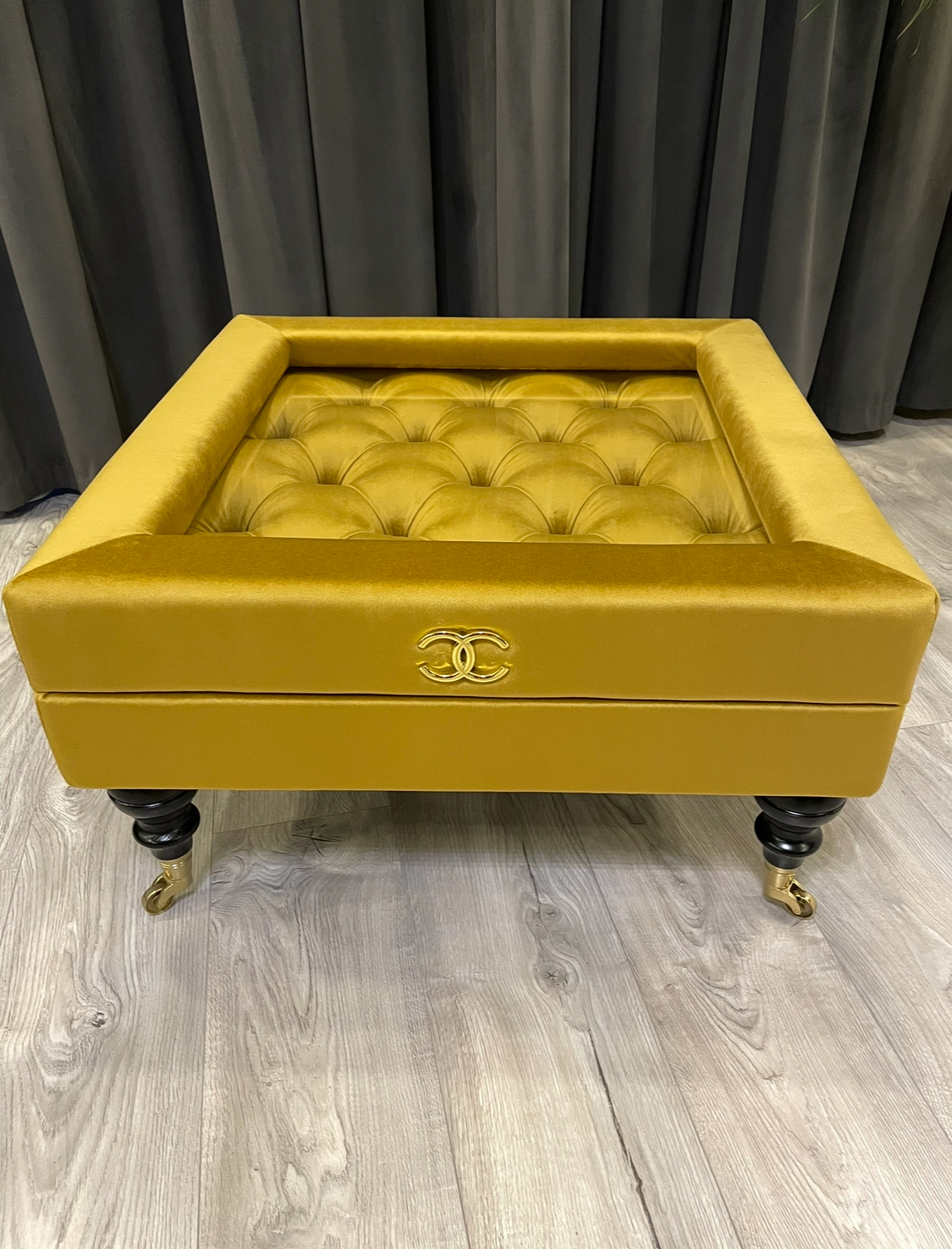 Prabangus kvadratinis kavos staliukas su stiklu