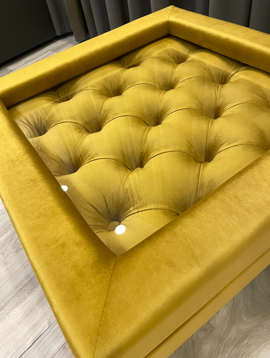 Prabangus kvadratinis kavos staliukas su stiklu