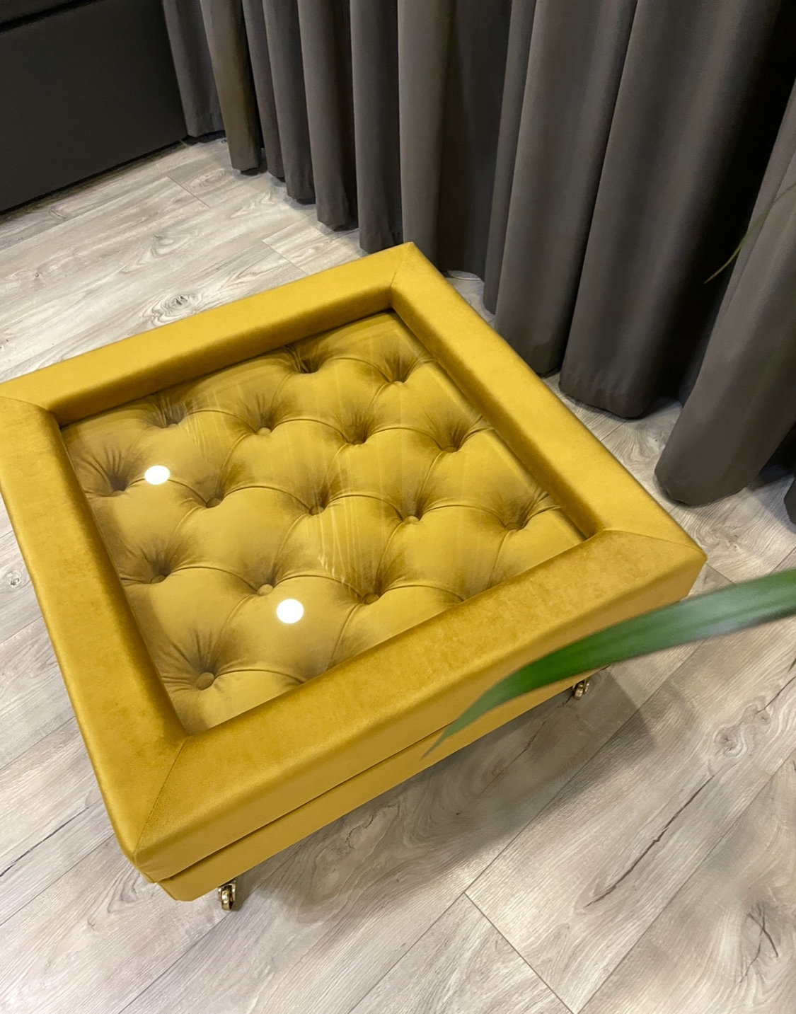 Prabangus kvadratinis kavos staliukas su stiklu