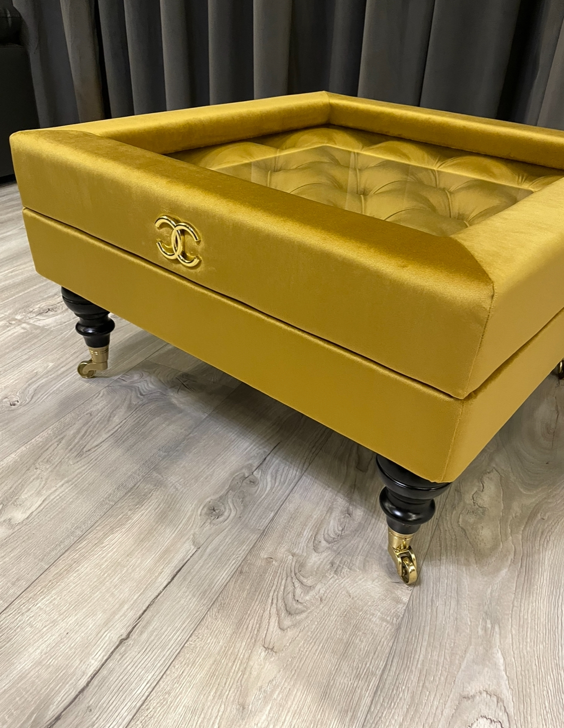 Prabangus kvadratinis kavos staliukas su stiklu