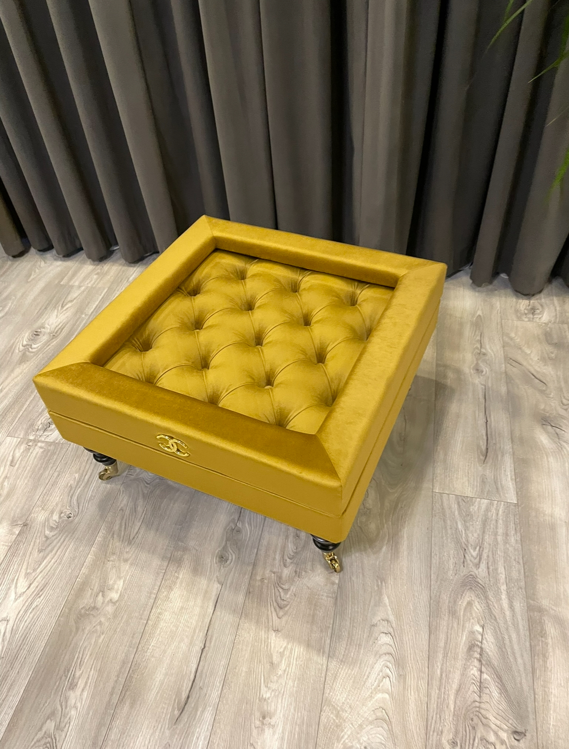 Prabangus kvadratinis kavos staliukas su stiklu