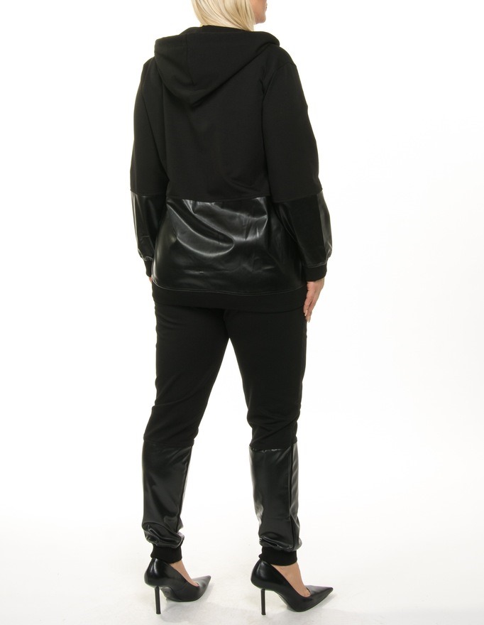 Stilingas laisvalaikio kostiumas su eko odos intarpais apkūnioms