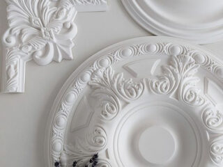 sienines-juostos-lubines-rozetes-moldingai