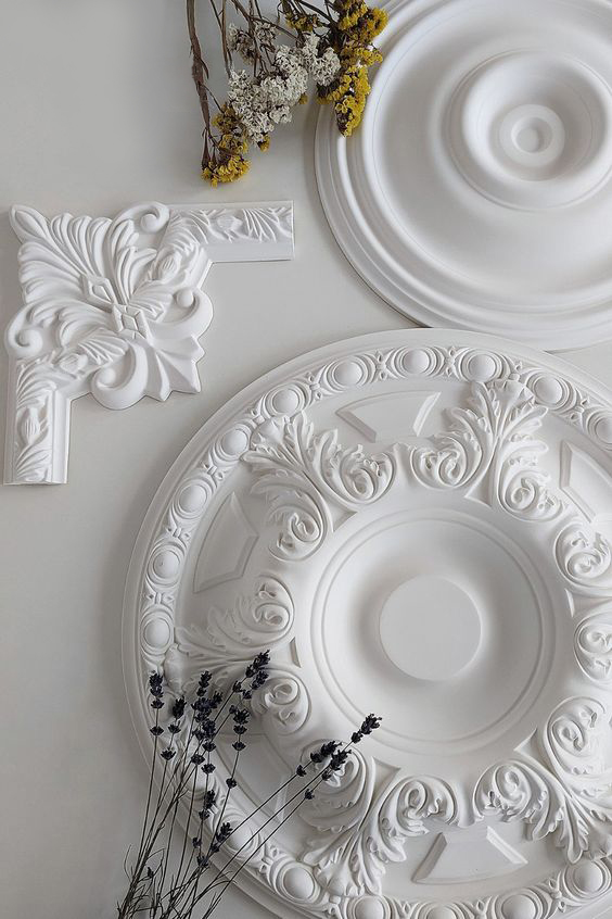 Grindjuostės, moldingai, karnizai