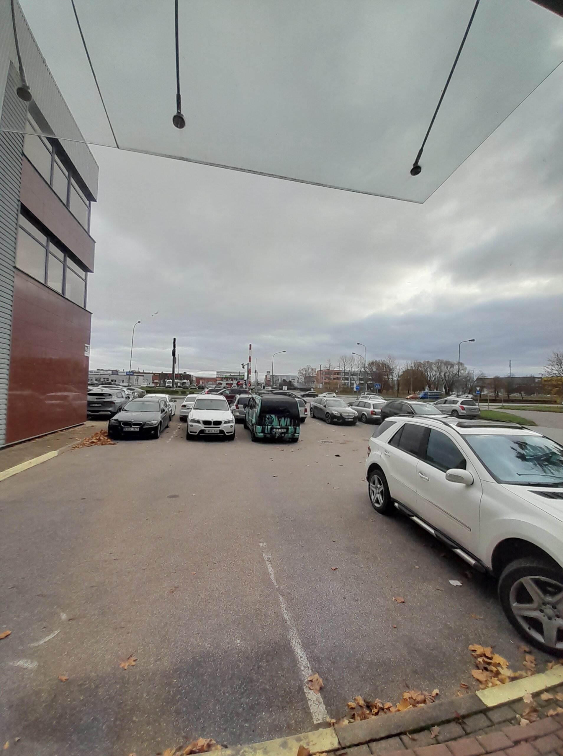 Išnuomojamos 88 kv.m. Patalpos tinkamos prekybai, nedidelei gamybai, ofisui. Atskiras įėjimas. Šilutės pl.