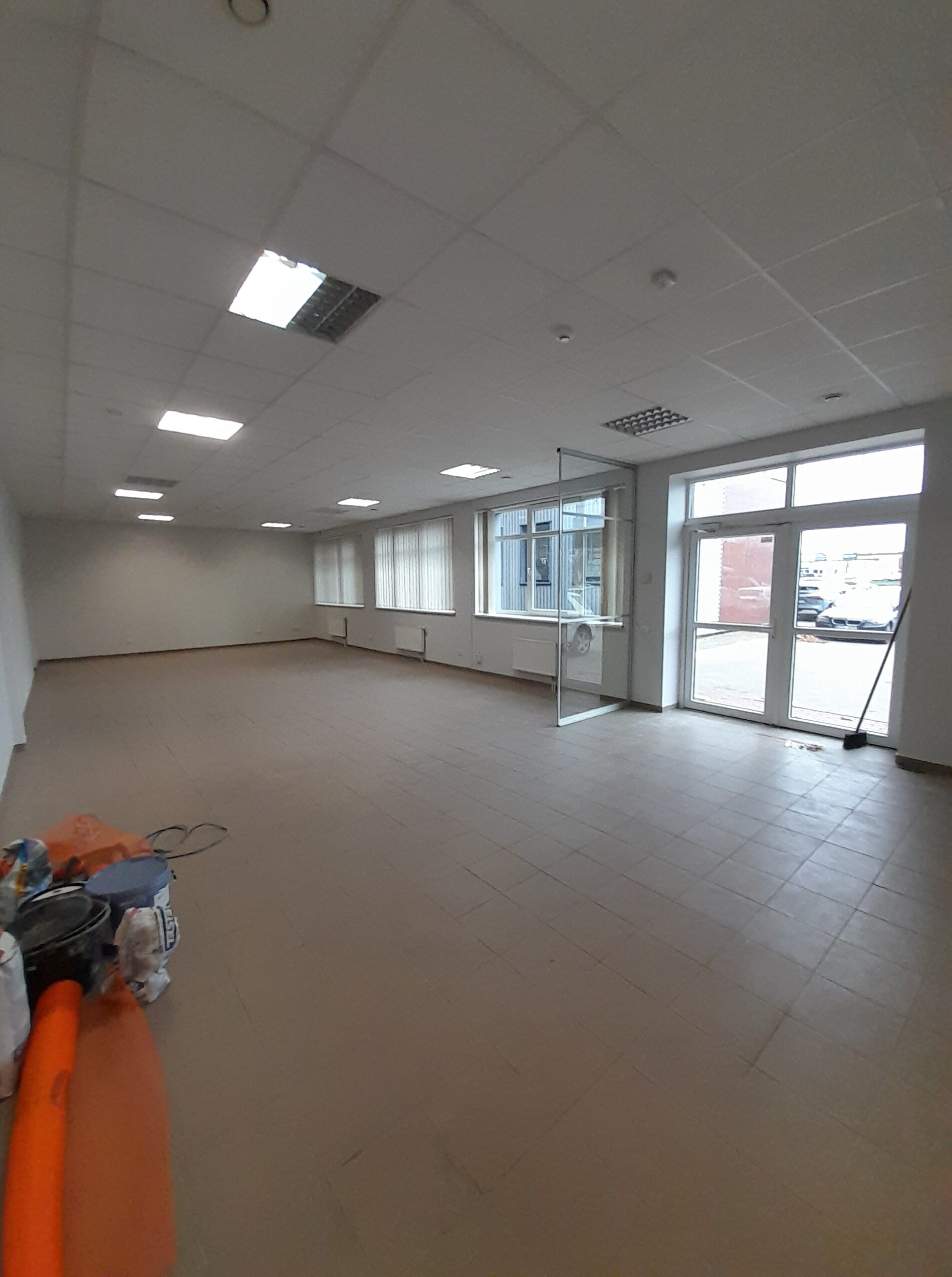 Išnuomojamos 88 kv.m. Patalpos tinkamos prekybai, nedidelei gamybai, ofisui. Atskiras įėjimas. Šilutės pl.