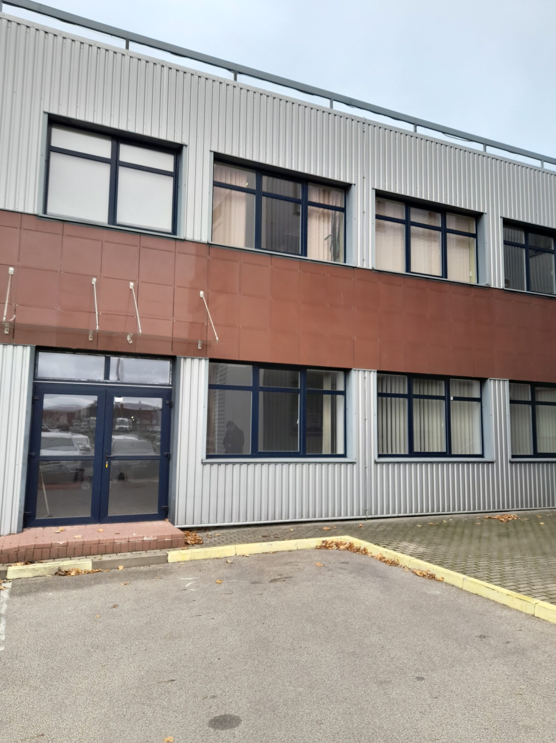 Išnuomojamos 88 kv.m. Patalpos tinkamos prekybai, nedidelei gamybai, ofisui. Atskiras įėjimas. Šilutės pl.