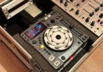 DJ pultas DENON su tvirtu flightcase’u