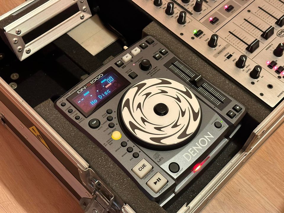 DJ pultas DENON su tvirtu flightcase’u