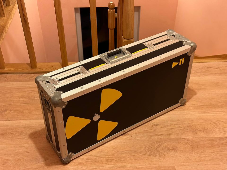 DJ pultas DENON su tvirtu flightcase’u