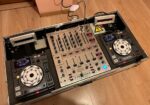 DJ pultas DENON su tvirtu flightcase’u