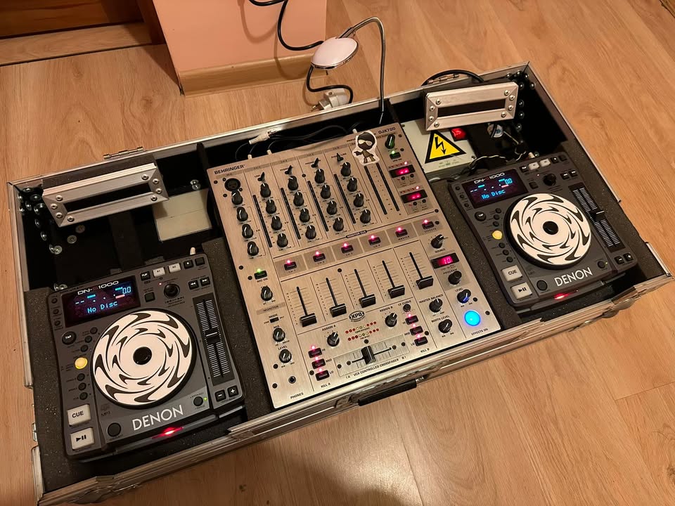 DJ pultas DENON su tvirtu flightcase’u