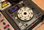 DJ pultas DENON su tvirtu flightcase’u
