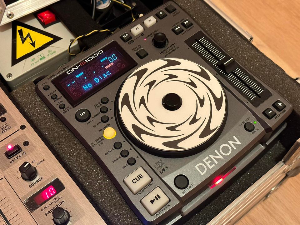DJ pultas DENON su tvirtu flightcase’u