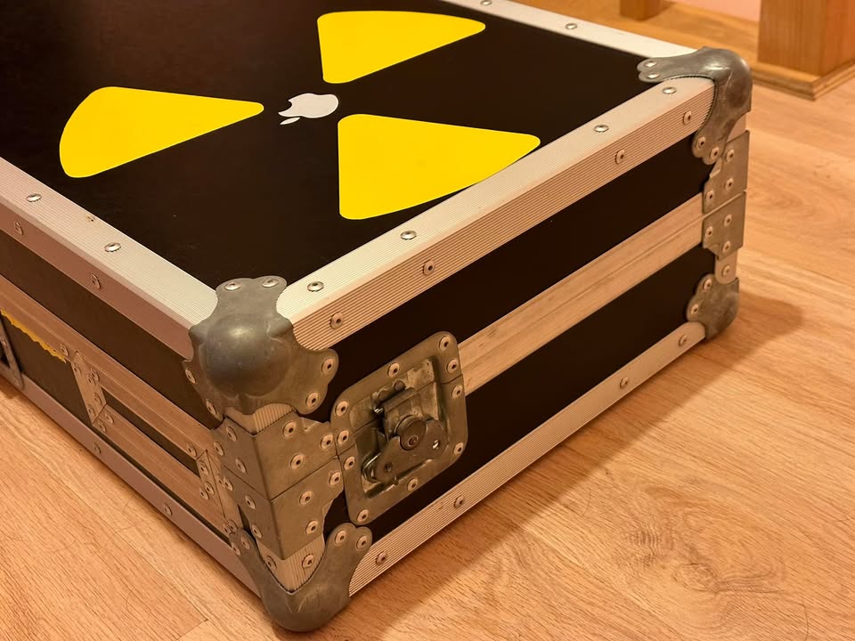 DJ pultas DENON su tvirtu flightcase’u