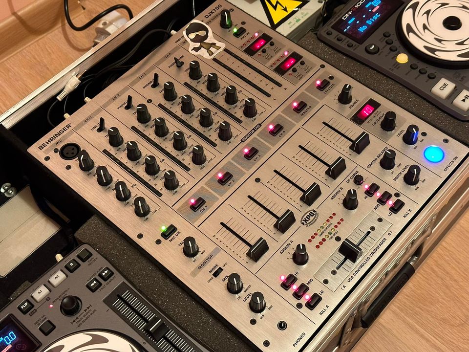 DJ pultas DENON su tvirtu flightcase’u