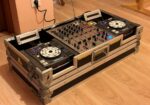 DJ pultas DENON su tvirtu flightcase’u